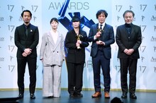 左から「悪は存在しない」撮影の北川喜雄、編集の山崎梓、企画・音楽を担った石橋英子、プロデューサーの高田聡。審査委員長の黒沢清（右端）がプレゼンターを務めた。