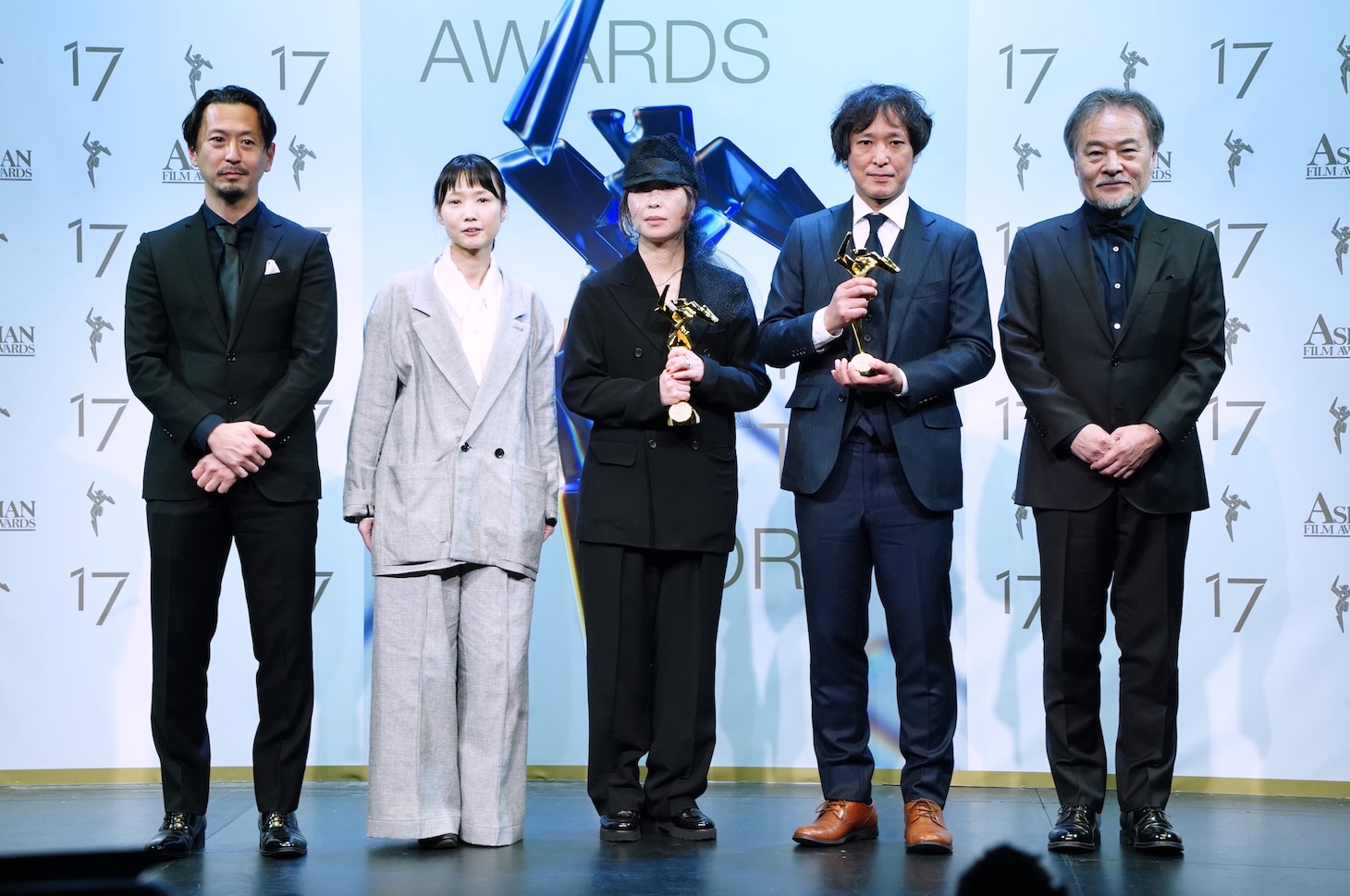 左から「悪は存在しない」撮影の北川喜雄、編集の山崎梓、企画・音楽を担った石橋英子、プロデューサーの高田聡。審査委員長の黒沢清（右端）がプレゼンターを務めた。