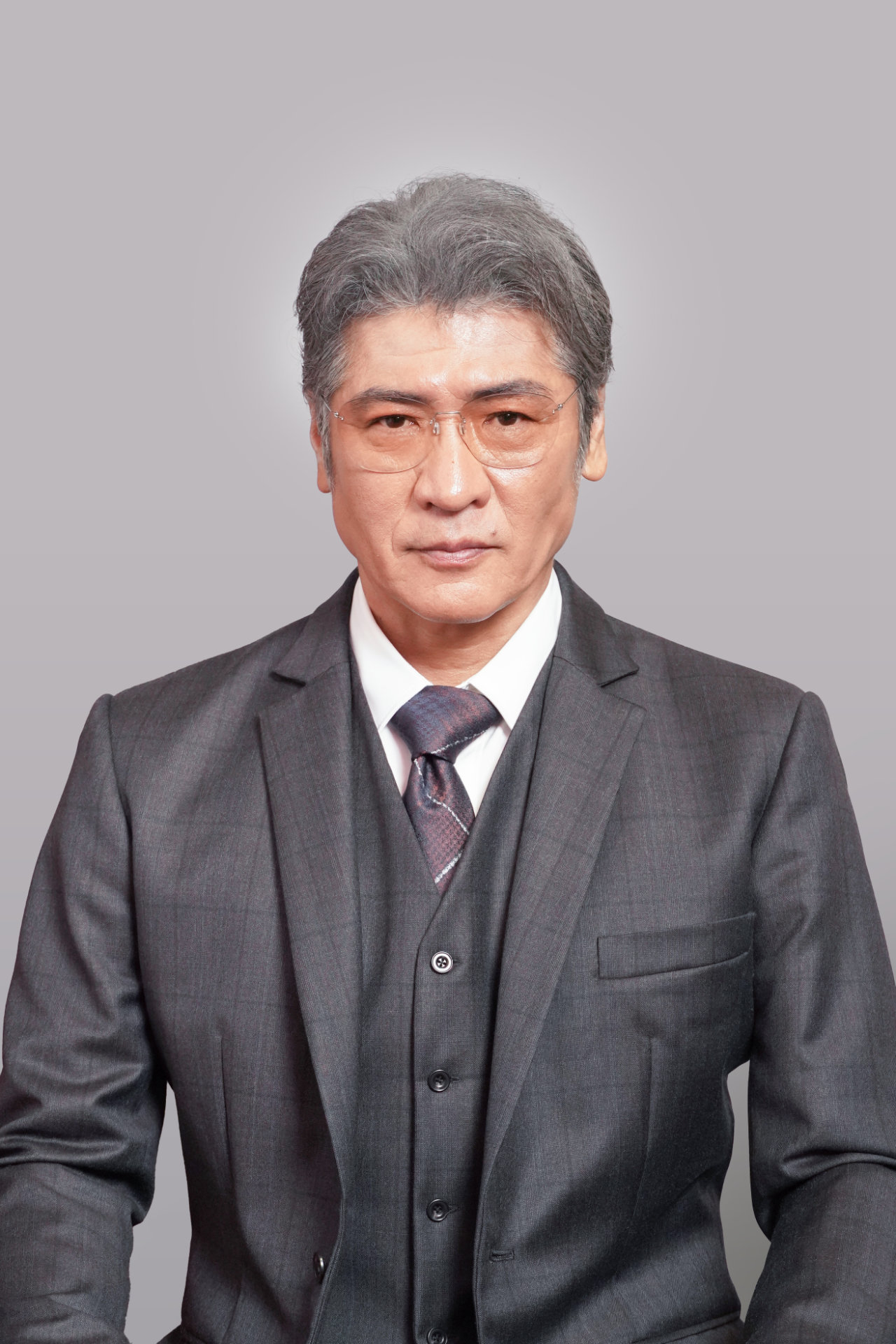 織田清司を演じる吉川晃司。