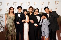 「年少日記」チーム。ニック・チェク（右から3番目）が新人監督賞を受賞した。