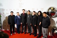 ペマ・ツェテンの遺作となった「雪豹」のチーム。ペマ・ツェテンが脚本賞、マティアス・デルボー（左から3番目）が撮影賞に輝いた。