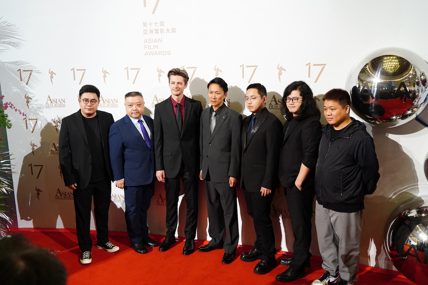 ペマ・ツェテンの遺作となった「雪豹」のチーム。ペマ・ツェテンが脚本賞、マティアス・デルボー（左から3番目）が撮影賞に輝いた。
