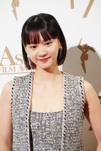 助演女優賞のプレゼンターを務めたアンジェラ・ユン。