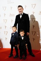 中村獅童（中央）は息子の小川陽喜くん（左）、小川夏幹くん（右）とレッドカーペットに参加した。