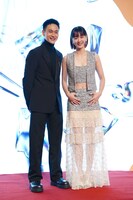 Youth Ambassadorを務めるリウ・グァンティン（左）と、彼とともに助演女優賞のプレゼンターを務めるアンジェラ・ユン。