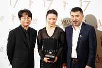 「西湖畔に生きる」のチーム。ジアン・チンチン（中央）は主演女優賞を受賞した。