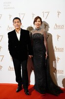 「The Goldfinger（英題）」で主演男優賞にノミネートされたトニー・レオン（左）と女優で妻のカリーナ・ラウ（右）。