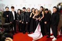 「白日の下」チーム。レイチェル・リョン（右から4番目）が助演女優賞に輝いた。