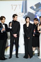 Youth Ambassadorを務める宮沢氷魚（中央左）と、彼とともに美術賞のプレゼンターを務める玄理（中央右）。