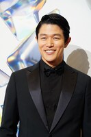 Excellence in Asian Cinema Awardを受賞した鈴木亮平。
