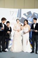 Excellence in Asian Cinema Awardを受賞したイ・ヨンエ（中央）。