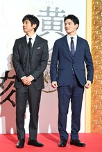 左から西島秀俊、水上恒司。