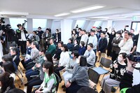 第96回アカデミー賞授賞式をテレビで視聴するスタジオジブリのスタッフ。