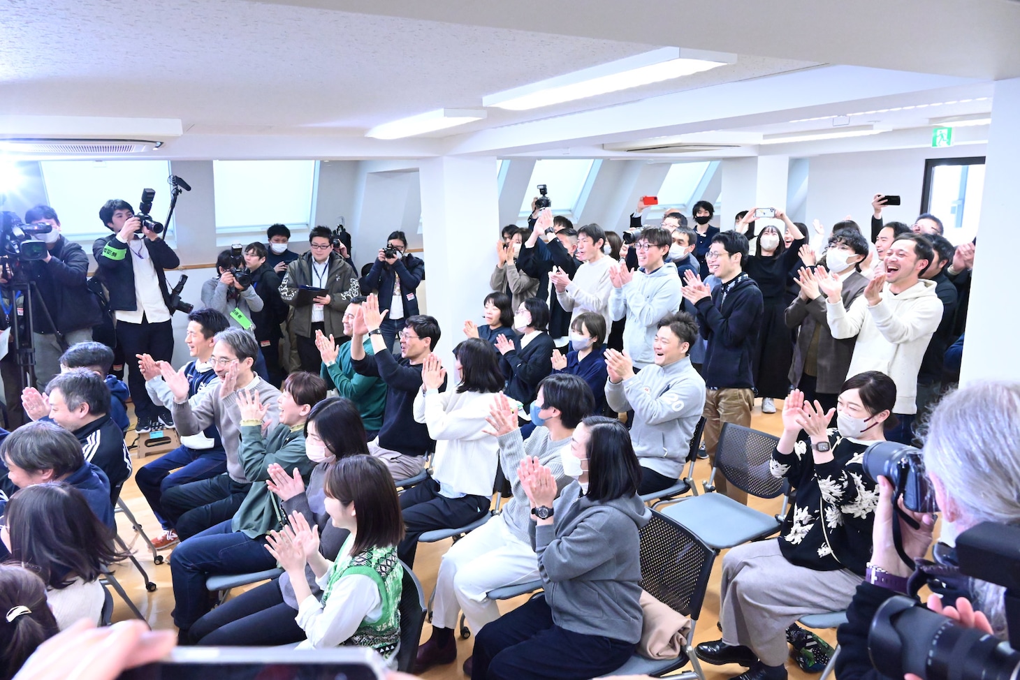 第96回アカデミー賞授賞式で「君たちはどう生きるか」長編アニメーション賞の受賞が発表され、歓喜に沸くスタジオジブリスタッフ一同。