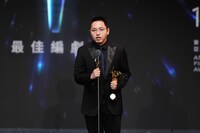 ペマ・ツェテンが遺作の「雪豹」で脚本賞を受賞。代理で息子のジグメ・ティンレーが登壇した。