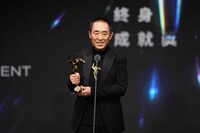 生涯功労賞を授与されたチャン・イーモウ。