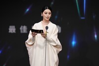 主演男優賞のプレゼンターを務めたファン・ビンビン。