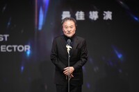 監督賞のプレゼンターを務めた黒沢清。