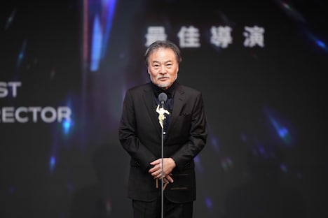 監督賞のプレゼンターを務めた黒沢清。