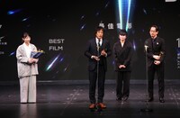 作品賞に輝いた「悪は存在しない」の面々。左から編集の山崎梓、プロデューサーの高田聡、企画・音楽の石橋英子、撮影の北川喜雄。