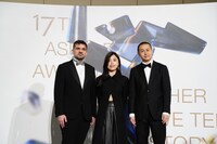 「川辺の過ち」チーム。左から編集のマチュー・ラクラウ、美術のチャン・メンルン、撮影のチェンマー・チーユアン。