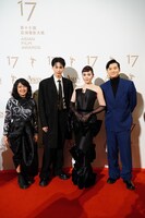 ウィンが主演を務めた「Under Parallel Skies（原題）」のチーム。左から監督のシグリッド・アンドレア・P・バーナード、キャストのウィンとジャネラ・サルバドール、プロデューサーのリチャード・ホアン。