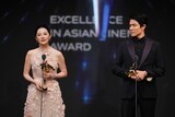 Excellence in Asian Cinema Awardを授与されたイ・ヨンエ（左）と鈴木亮平（右）。