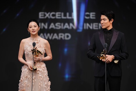 Excellence in Asian Cinema Awardを授与されたイ・ヨンエ（左）と鈴木亮平（右）。