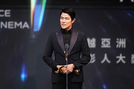 Excellence in Asian Cinema Awardを授与された鈴木亮平。