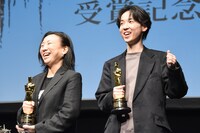 浜辺美波のサプライズ登壇を知り、小さくガッツポーズをして喜んだ野島達司（右）。