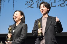 浜辺美波のサプライズ登壇を知り、小さくガッツポーズをして喜んだ野島達司（右）。