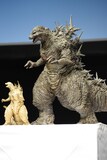 金のゴジラ像（左）とゴジラ像（右）。