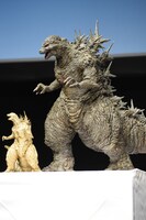 金のゴジラ像（左）とゴジラ像（右）。