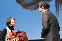 花束を持って駆け付けた浜辺美波（左）。