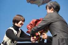 山崎貴（右）に花束を手渡す浜辺美波（左）。