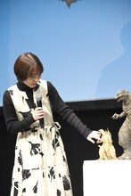 金のゴジラ像にそっと触れる浜辺美波。