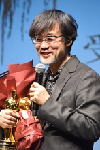 浜辺美波に、花束をもらった山崎貴。