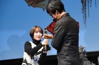 オスカー像の重さに驚く浜辺美波（奥）。