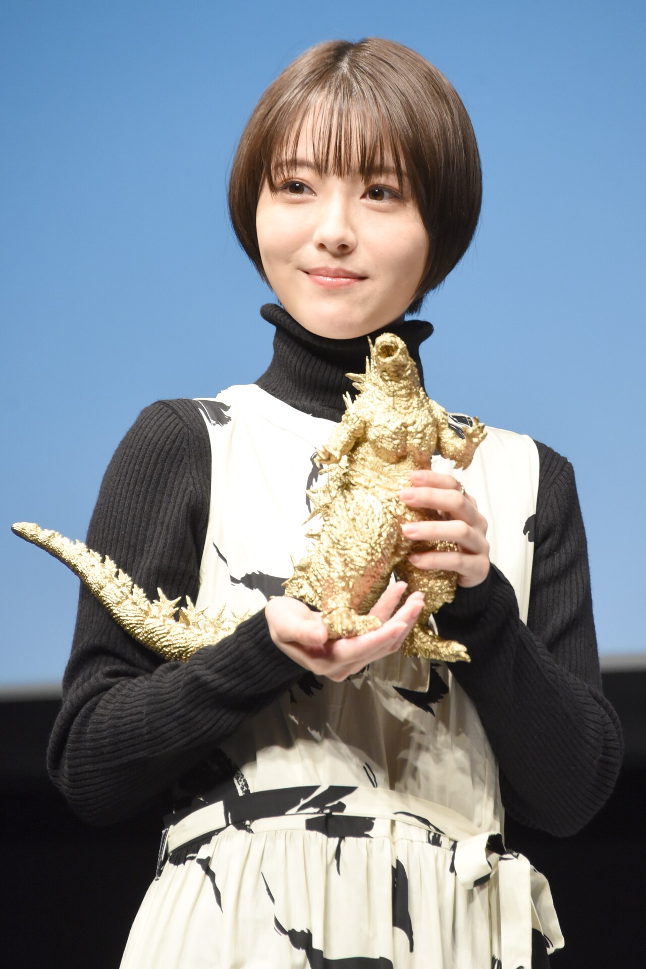 金のゴジラ像を抱えた浜辺美波。 第96回アカデミー賞（2024年