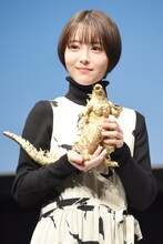 金のゴジラ像を抱えた浜辺美波。