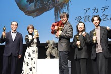 「ゴジラ-1.0」アカデミー賞受賞記念会見の様子。左から高橋正紀、浜辺美波、山崎貴、渋谷紀世子、野島達司。