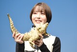 金のゴジラ像を小刻みに揺らす浜辺美波。