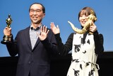 左から高橋正紀、浜辺美波。