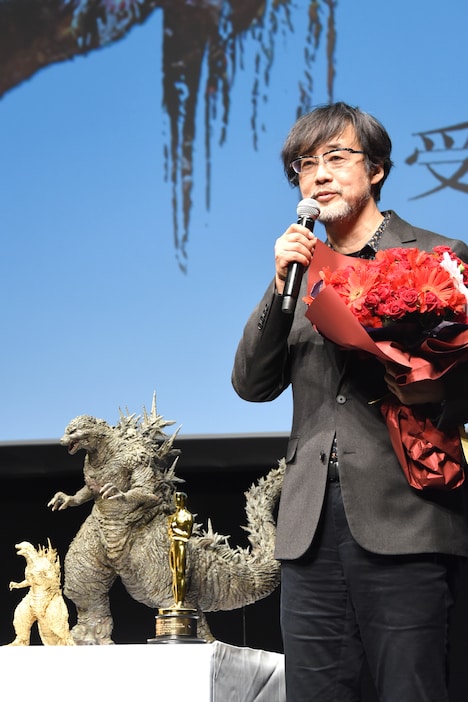 左から金のゴジラ像、ゴジラ像、オスカー像、山崎貴。