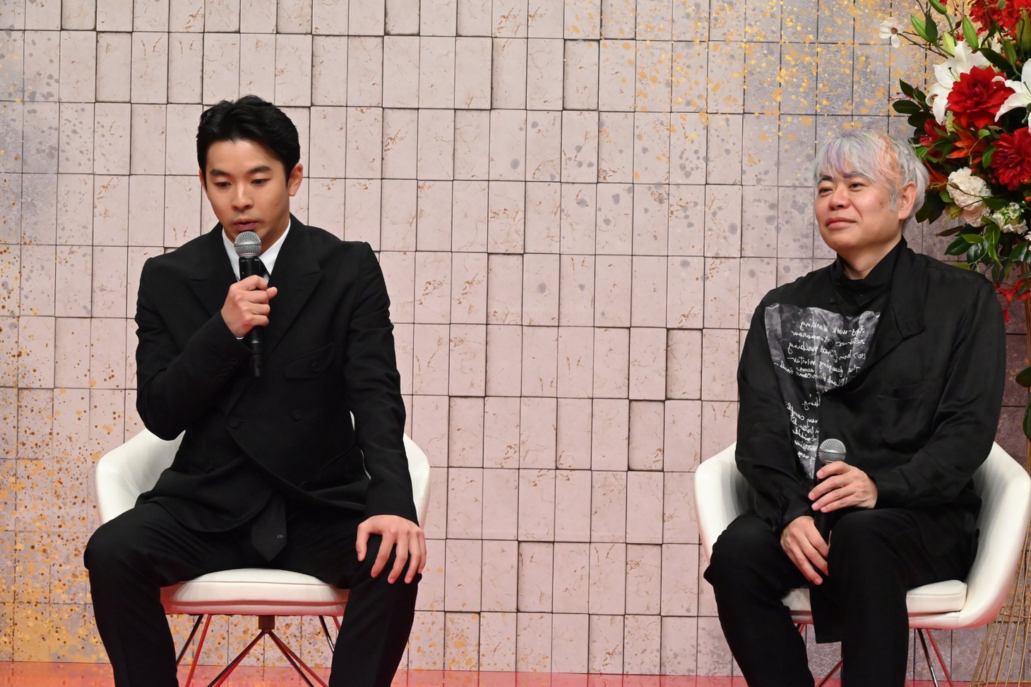 仲野太賀（左）と八津弘幸（右）。