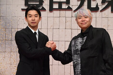 仲野太賀（左）と八津弘幸（右）。