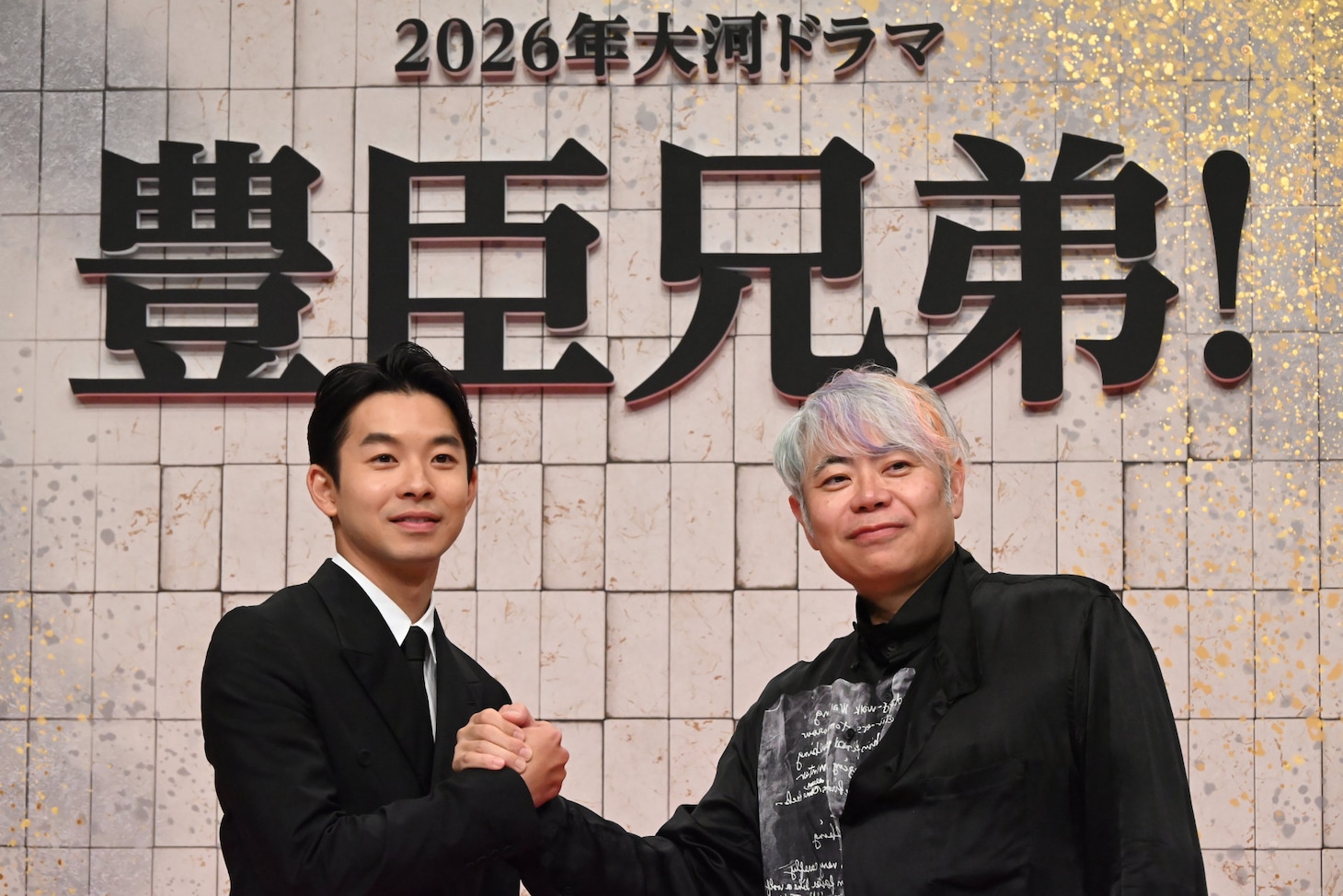 仲野太賀（左）と、脚本の八津弘幸（右）。
