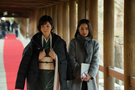 左から鈴木京香演じる早見倫子、中村アン演じる久住栞奈。