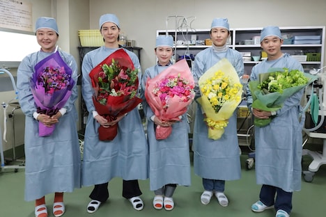 左から吉住、高杉真宙、川栄李奈、水野美紀、矢本悠馬。