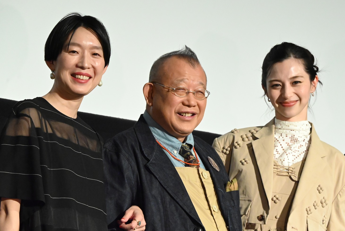 映画「あまろっく」完成披露舞台挨拶に参加した江口のりこ（左）、笑福亭鶴瓶（中央）、中条あやみ（右）。